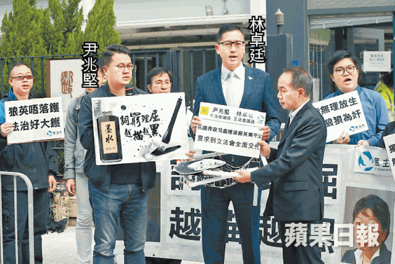 民主黨議員尹兆堅及林卓廷昨到律政司司長辦公室門外抗議。謝榮耀攝 民主黨議員尹兆堅及林卓廷昨到律政司司長辦公室門外抗議。謝榮耀攝