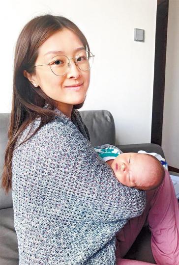 張名雅昨日貼出素顏抱仔相,坦承陀仔時曾喊過好多次。互聯網圖片 張名雅昨日貼出素顏抱仔相,坦承陀仔時曾喊過好多次。互聯網圖片