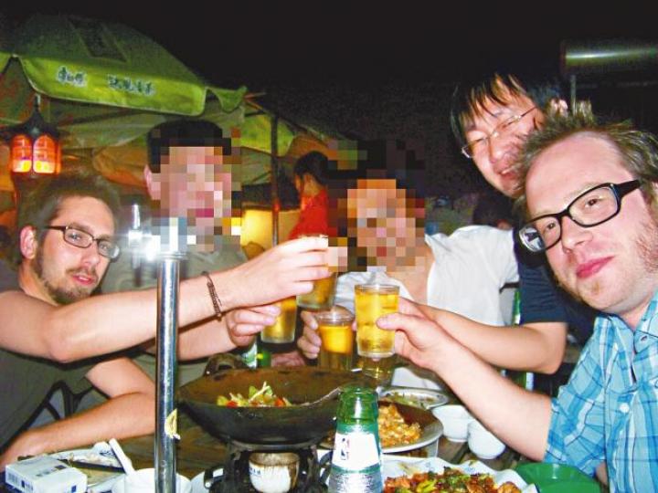 王全璋(右二)被控曾與瑞典人達林(左)在香港成立公司,收受海外資金試圖顛覆國家政權。 王全璋(右二)被控曾與瑞典人達林(左)在香港成立公司,收受海外資金試圖顛覆國家政權。