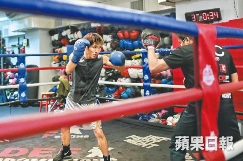 22歲的Raymond拳擊熱誠未減,坦言未是時候向現實低頭。Raymond後日出戰個人第八場職業拳賽,現時積極備戰。平日忙於教拳加操練,Raymond很珍惜在家吃飯的機會。 22歲的Raymond拳擊熱誠未減,坦言未是時候向現實低頭。Raymond後日出戰個人第八場職業拳賽,現時積極備戰。平日忙於教拳加操練,Raymond很珍惜在家吃飯的機會。
