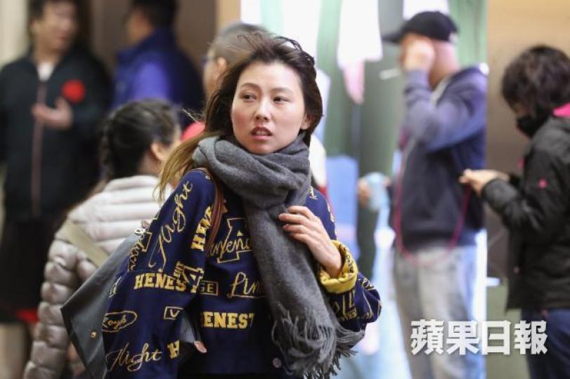 本港氣溫急降,女士戴上頸巾外出。李家皓攝 本港氣溫急降,女士戴上頸巾外出。李家皓攝