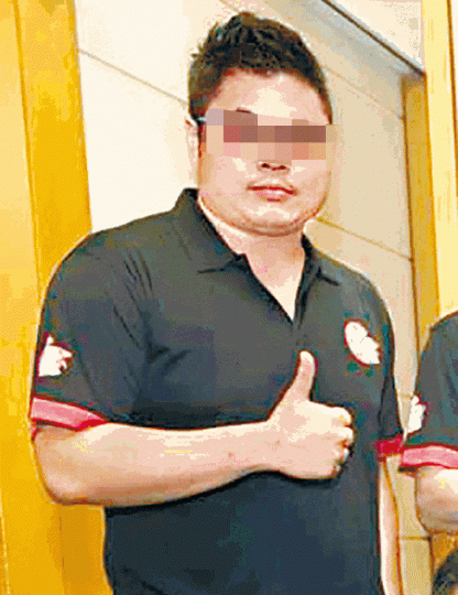 搞手阿蘇疑因未做足批文致逾200條鬥魚慘死。受訪者提供圖片鬥魚運送時會被放入膠袋內;上圖及下圖鬥魚為9月慘死的兩條「佳麗」。近年不乏年輕人及女性鬥魚玩家。受訪者提供圖片最近在香港一比賽中獲得全場總冠軍的鬥魚,色彩鮮艷。 搞手阿蘇疑因未做足批文致逾200條鬥魚慘死。受訪者提供圖片鬥魚運送時會被放入膠袋內;上圖及下圖鬥魚為9月慘死的兩條「佳麗」。近年不乏年輕人及女性鬥魚玩家。受訪者提供圖片最近在香港一比賽中獲得全場總冠軍的鬥魚,色彩鮮艷。