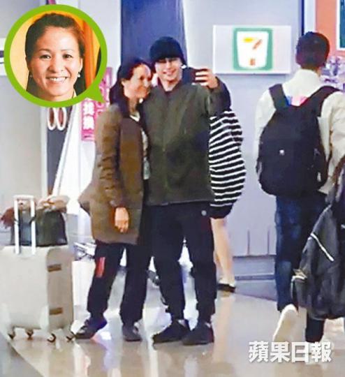 張國強夫婦結婚30年仍十分恩愛,攬實自拍。讀者提供圖片張國強全程負責推行李,完全不用太太操勞。讀者提供圖片一家人分散各地工作,但張國強的子女每年都會抽空陪爸爸跑山。(左起)張國強、關禮傑、王梓軒和梁烈唯有份合演早前播出的台慶劇《是咁的》。微博圖片 張國強夫婦結婚30年仍十分恩愛,攬實自拍。讀者提供圖片張國強全程負責推行李,完全不用太太操勞。讀者提供圖片一家人分散各地工作,但張國強的子女每年都會抽空陪爸爸跑山。(左起)張國強、關禮傑、王梓軒和梁烈唯有份合演早前播出的台慶劇《是咁的》。微博圖片