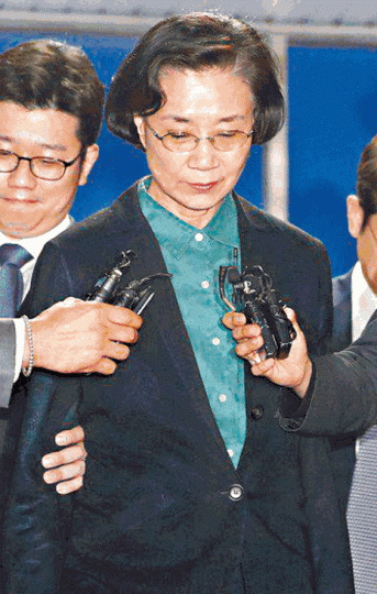 李明熙跟兩名女兒涉走私罪。
李明熙跟兩名女兒涉走私罪。