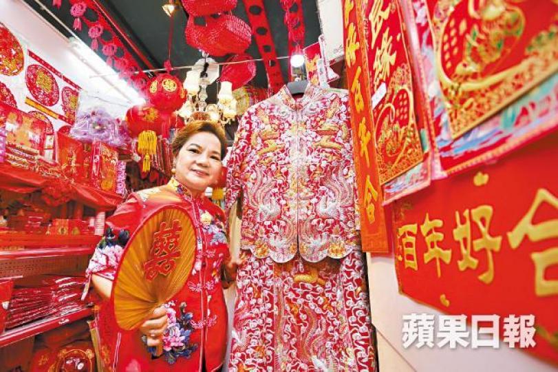 華姨對媽媽當年做大妗姐時使用過的大葵扇珍而重之,希望傳給下一代。劉柏麟攝大妗姐在新人結婚當日,會安排新人向父母及長輩敬茶。受訪者提供圖片過大禮禮籃,當中包括兩對椰子、茶葉、對聯、龍鳳燭、扁柏、京果及嫁女餅等。嫁妝包括媽媽買給女兒的龍鳳杯、龍鳳碗、跪墊、紅傘、拖鞋及賀帷巾等。 華姨對媽媽當年做大妗姐時使用過的大葵扇珍而重之,希望傳給下一代。劉柏麟攝大妗姐在新人結婚當日,會安排新人向父母及長輩敬茶。受訪者提供圖片過大禮禮籃,當中包括兩對椰子、茶葉、對聯、龍鳳燭、扁柏、京果及嫁女餅等。嫁妝包括媽媽買給女兒的龍鳳杯、龍鳳碗、跪墊、紅傘、拖鞋及賀帷巾等。