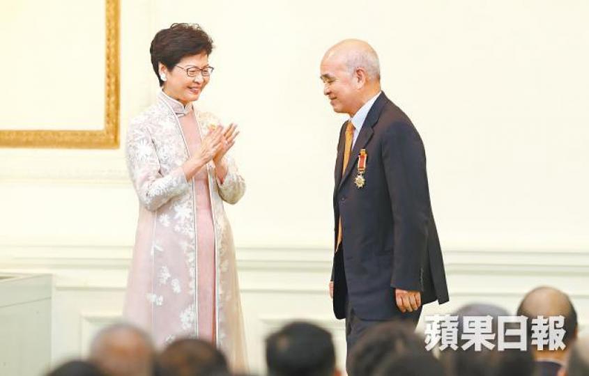 新世界主席鄭家純去年10月獲林鄭月娥頒授大紫荊勳章。 新世界主席鄭家純去年10月獲林鄭月娥頒授大紫荊勳章。
