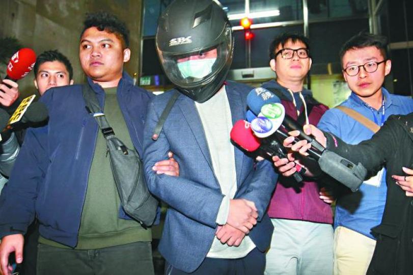 游甯鈞由警員押解帶返警署扣查。台灣《蘋果日報》游甯鈞被指為贖回愛驅而劫銀行。警方搜查懷疑藏有贓款的粉紅色行李箱。游甯鈞 游甯鈞由警員押解帶返警署扣查。台灣《蘋果日報》游甯鈞被指為贖回愛驅而劫銀行。警方搜查懷疑藏有贓款的粉紅色行李箱。游甯鈞