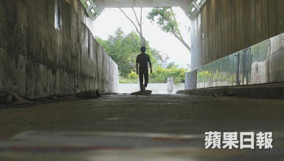 現職警員阿成經歷一年卧底生涯,徘徊黑白兩道之間,承受極大壓力。張軍攝阿成慨嘆取回委任證一刻才感覺到自己「真係一個警察」。 現職警員阿成經歷一年卧底生涯,徘徊黑白兩道之間,承受極大壓力。張軍攝阿成慨嘆取回委任證一刻才感覺到自己「真係一個警察」。