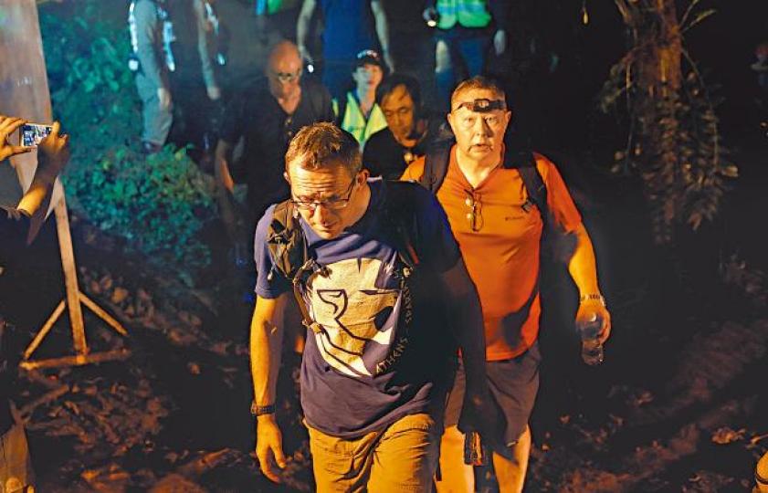 馮蘭滕(前左)將獲授喬治十字勳章。路透社 馮蘭滕(前左)將獲授喬治十字勳章。路透社