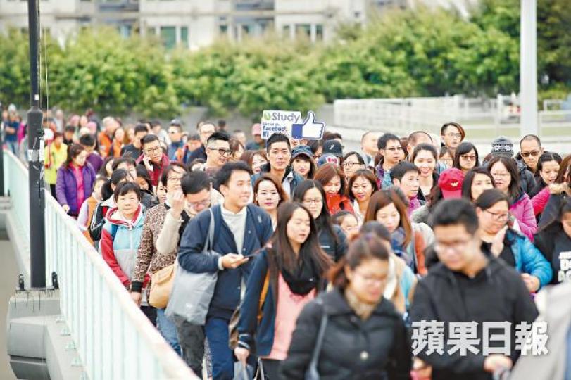 500多名市民冒寒參加蘋果慈善步行,為癌友籌募藥費。謝榮耀攝慈善大使馬浚偉出席活動,與參加者合照。 500多名市民冒寒參加蘋果慈善步行,為癌友籌募藥費。謝榮耀攝慈善大使馬浚偉出席活動,與參加者合照。