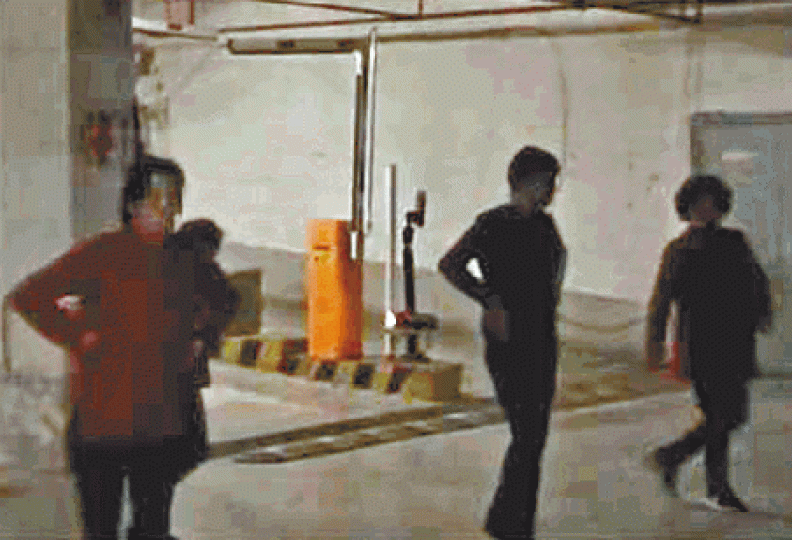 大媽在燈光昏暗的停車場跳舞。 大媽在燈光昏暗的停車場跳舞。