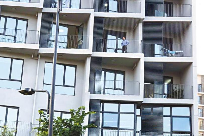 賀建奎被拍到在南科大校園賓館房間露台現身,其露台及相鄰單位露台疑被金屬條圍封。互聯網賀建奎 賀建奎被拍到在南科大校園賓館房間露台現身,其露台及相鄰單位露台疑被金屬條圍封。互聯網賀建奎