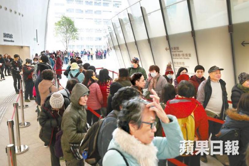 逾百戲迷昨在戲曲中心輪候免費門票。由粵劇老倌羅家英等主演的《六國大封相》大受歡迎。戲曲中心提供圖片 逾百戲迷昨在戲曲中心輪候免費門票。由粵劇老倌羅家英等主演的《六國大封相》大受歡迎。戲曲中心提供圖片
