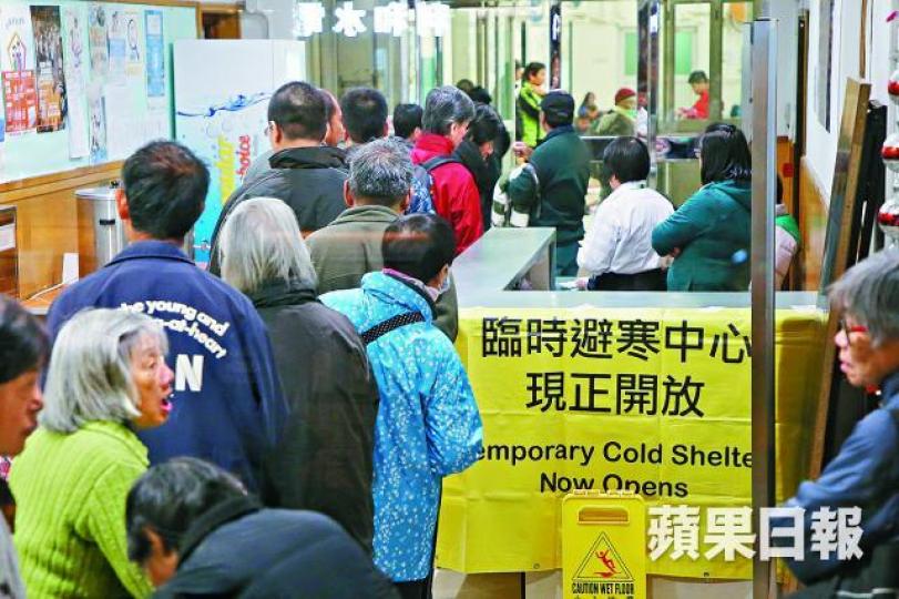 梁顯利油麻地社區中心昨開放供市民避寒並派發飯盒,逾百人登記入住。 梁顯利油麻地社區中心昨開放供市民避寒並派發飯盒,逾百人登記入住。