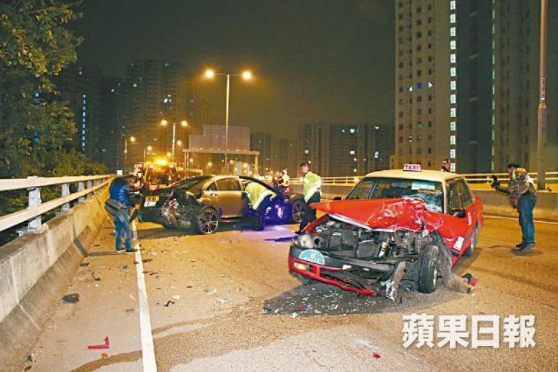 涉事平治(左)死火後停在慢線,被隨後的士(右)猛撞車尾。唐家輝攝姓葉平治女司機送院後無大礙。 涉事平治(左)死火後停在慢線,被隨後的士(右)猛撞車尾。唐家輝攝姓葉平治女司機送院後無大礙。