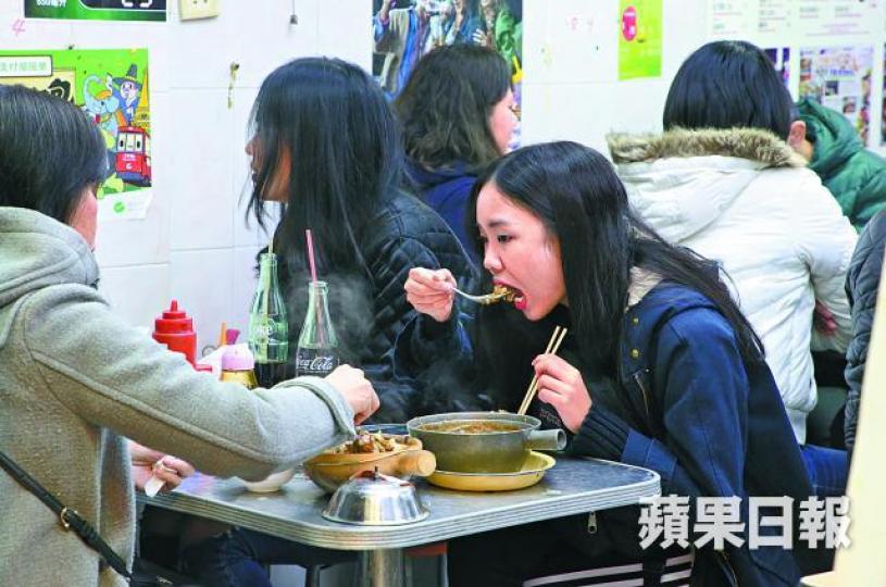 昨日天氣寒冷,煲仔飯店旺丁旺財。黎樹雄攝 昨日天氣寒冷,煲仔飯店旺丁旺財。黎樹雄攝