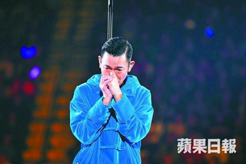 劉德華上周五在台上宣佈腰斬演唱會時不禁流淚。 劉德華上周五在台上宣佈腰斬演唱會時不禁流淚。