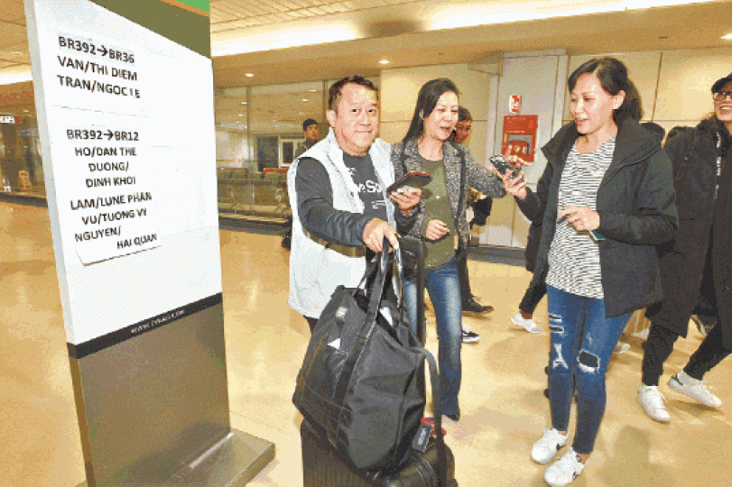 曾志偉(左)昨晚抵達台灣桃園機場,其間有女粉絲拍照。台灣《蘋果日報》圖片曾志偉(藍箭嘴示)及Vanus(紅箭嘴示)被拍到在札幌機場候機。 曾志偉(左)昨晚抵達台灣桃園機場,其間有女粉絲拍照。台灣《蘋果日報》圖片曾志偉(藍箭嘴示)及Vanus(紅箭嘴示)被拍到在札幌機場候機。