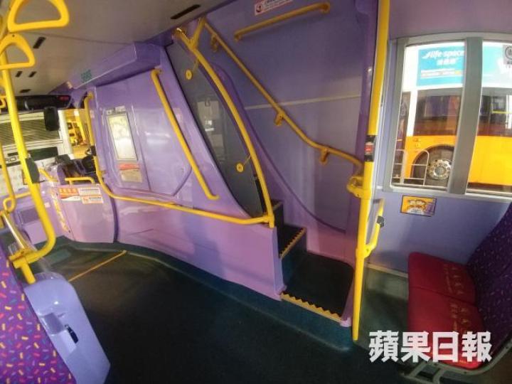 涉事新巴採用「直樓梯」。 涉事新巴採用「直樓梯」。