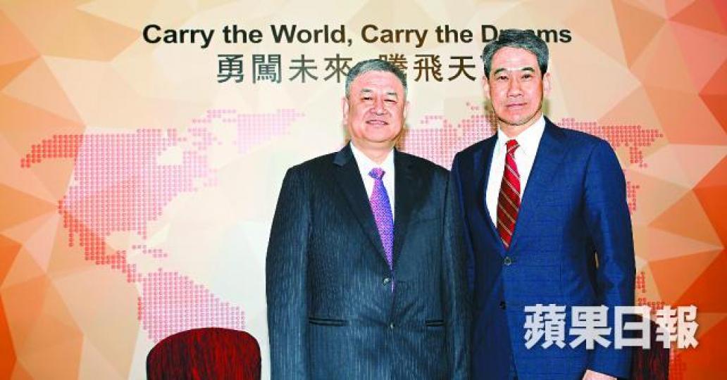 港航前董事鍾國頌(左)及前副主席鄧竟成去年相繼「跳機」。資料圖片香港航空財困消息不絕。資料圖片 港航前董事鍾國頌(左)及前副主席鄧竟成去年相繼「跳機」。資料圖片香港航空財困消息不絕。資料圖片