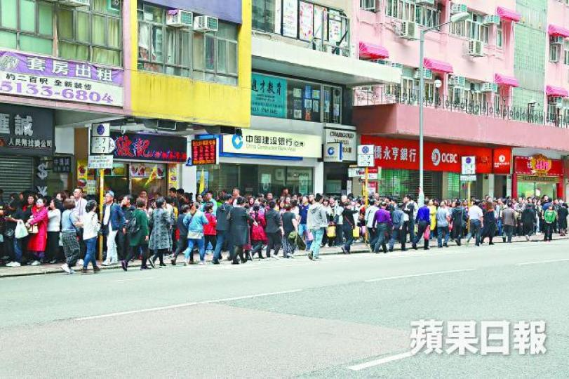 屋苑對出馬頭圍道常被「大媽團」攻佔,記者採訪當日有逾百名內地客塞爆行人路。 屋苑對出馬頭圍道常被「大媽團」攻佔,記者採訪當日有逾百名內地客塞爆行人路。