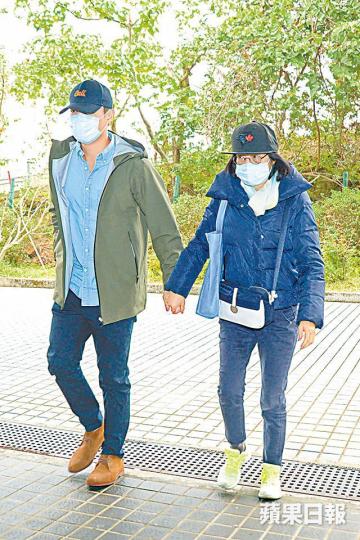 林嶺東遺孀昨早跟兒子一起到殮房。林嶺東上周六猝逝,終年63歲。林嶺東的妻兒之後到長生店為林嶺東選購棺木。電影道具領班道具全對林嶺東離世,非常惋惜。資料圖片龔慈恩早前參演林嶺東執導的遺作《八部半》。 林嶺東遺孀昨早跟兒子一起到殮房。林嶺東上周六猝逝,終年63歲。林嶺東的妻兒之後到長生店為林嶺東選購棺木。電影道具領班道具全對林嶺東離世,非常惋惜。資料圖片龔慈恩早前參演林嶺東執導的遺作《八部半》。