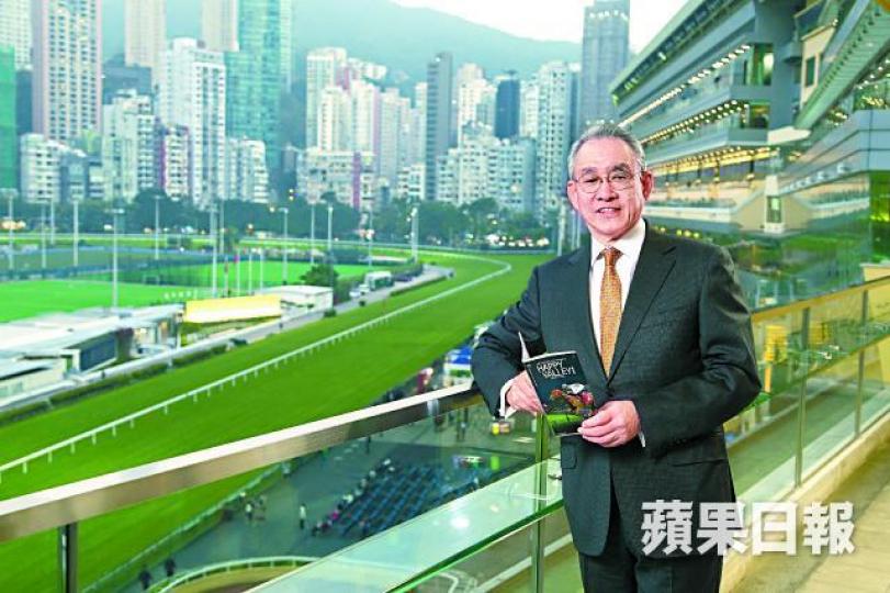 新任馬會主席周永健的抱負是帶領香港賽馬會繼續回饋社會。2010年度馬會董事局成員中,施文信(前排左三)及葉錫安(前排左四)曾先後任馬會主席,現由周永健(前排左二)接棒。 新任馬會主席周永健的抱負是帶領香港賽馬會繼續回饋社會。2010年度馬會董事局成員中,施文信(前排左三)及葉錫安(前排左四)曾先後任馬會主席,現由周永健(前排左二)接棒。