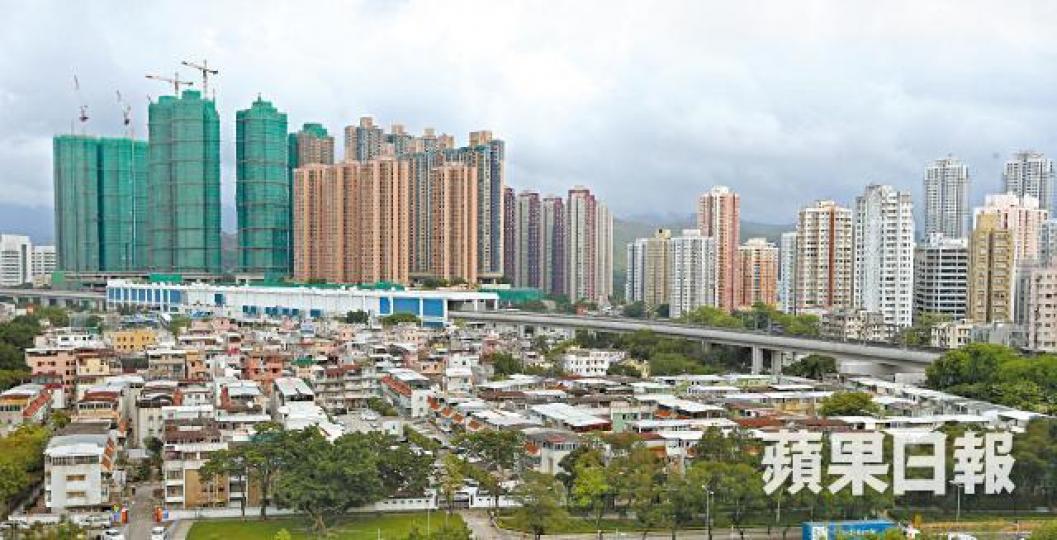 土地小組調查發現,有約半數人支持增加丁地發展密度。資料圖片團體數年前闖入粉嶺高球場內示威,促政府收回球場建屋。 土地小組調查發現,有約半數人支持增加丁地發展密度。資料圖片團體數年前闖入粉嶺高球場內示威,促政府收回球場建屋。