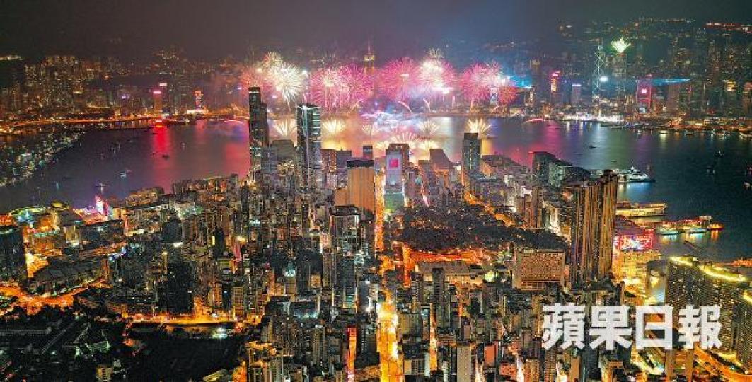 踏入2019年,燦爛煙花照亮維港夜空。女士們在蘭桂坊慶祝不忘拍照。黎樹雄攝 踏入2019年,燦爛煙花照亮維港夜空。女士們在蘭桂坊慶祝不忘拍照。黎樹雄攝