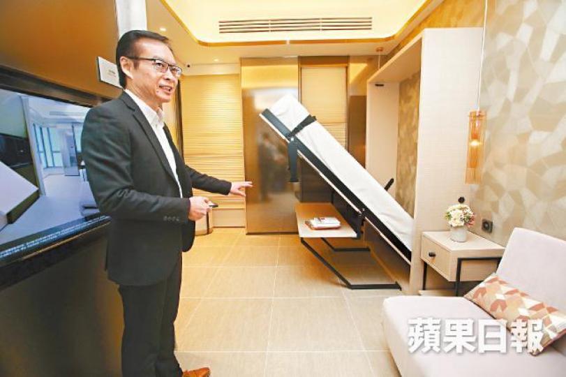 市建局行政總監韋志成昨向傳媒展示284呎示範單位,屋內用上遙控變形大床,收起可變書枱。李潤芳攝所有單位設智能家居顯示屏,可以監察共享洗衣廊的情況。 市建局行政總監韋志成昨向傳媒展示284呎示範單位,屋內用上遙控變形大床,收起可變書枱。李潤芳攝所有單位設智能家居顯示屏,可以監察共享洗衣廊的情況。