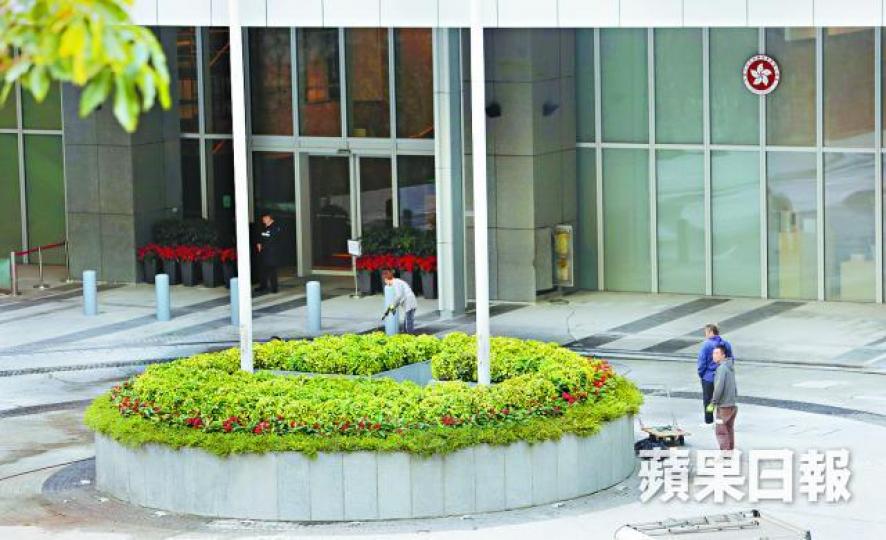 公民廣場的升旗台位置昨解封,增設了一米高花槽。夏家朗攝 公民廣場的升旗台位置昨解封,增設了一米高花槽。夏家朗攝