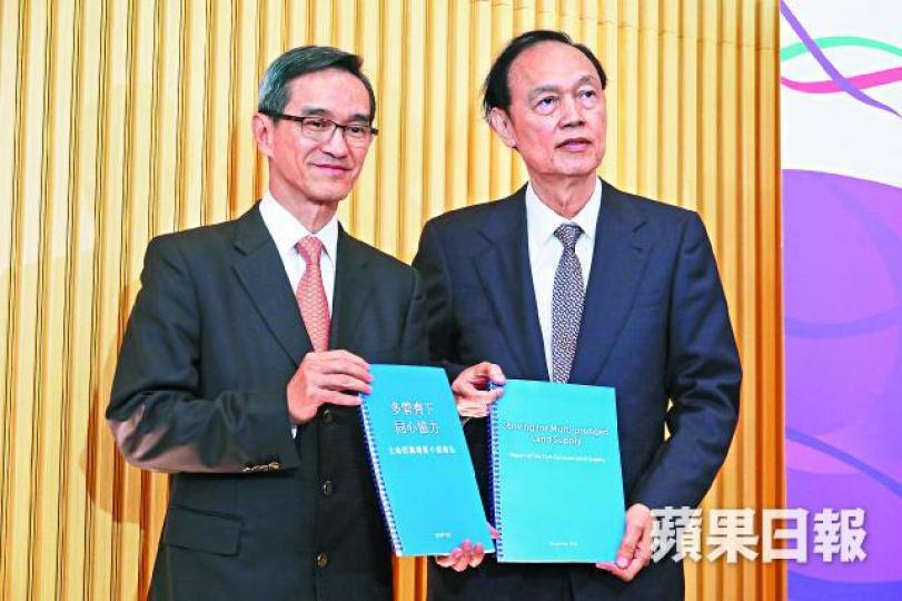 土地小組主席黃遠輝(左)及副主席黃澤恩昨介紹報告。 土地小組主席黃遠輝(左)及副主席黃澤恩昨介紹報告。