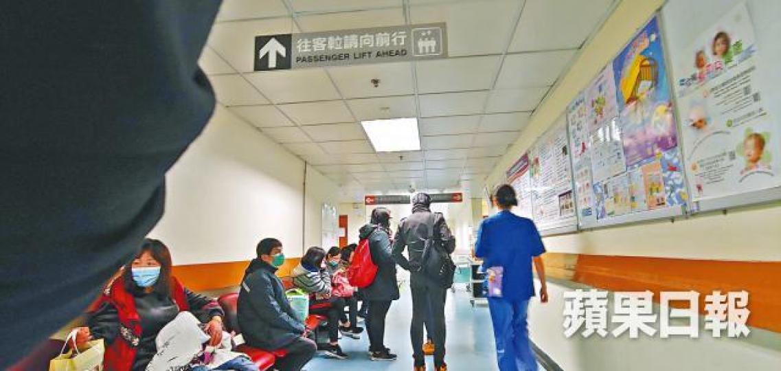 男童家人昨日到醫院守候。 男童家人昨日到醫院守候。
