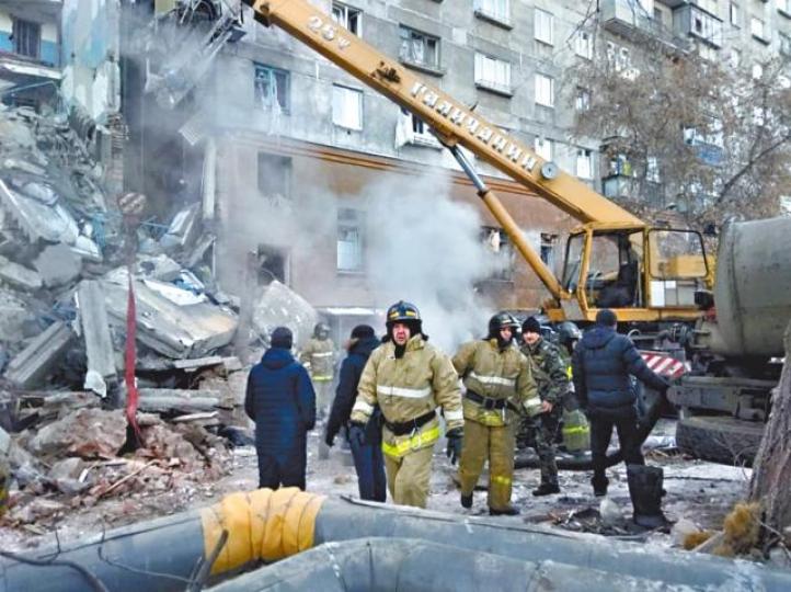 消防員在爆炸後倒塌的住宅瓦礫搜救。路透社出事住宅大樓損毀嚴重。 消防員在爆炸後倒塌的住宅瓦礫搜救。路透社出事住宅大樓損毀嚴重。