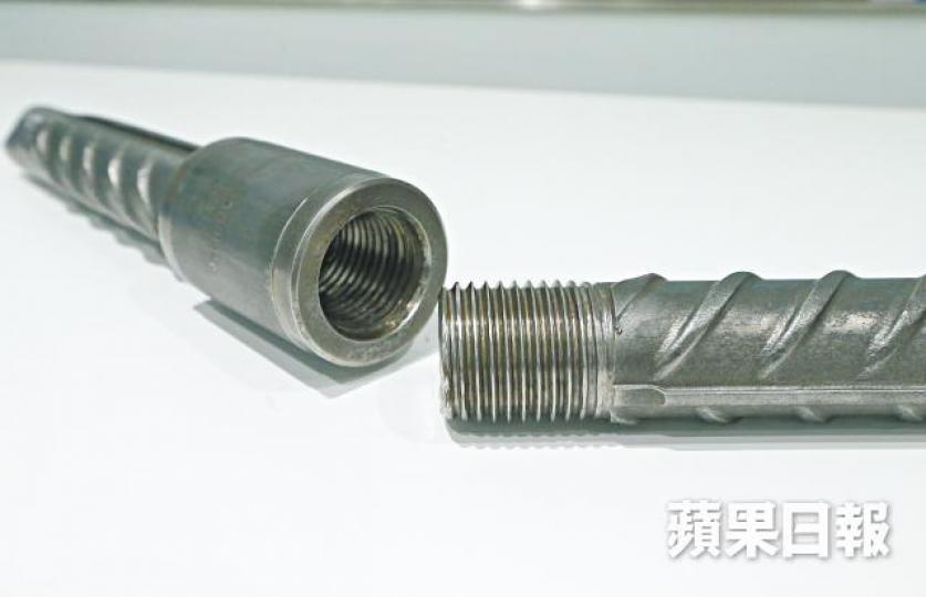 港鐵上月鑿紅磡站層板石屎檢查鋼筋與螺絲帽接駁,發現最嚴重僅得6毫米絞牙扭入螺絲帽;圖為施工用的鋼筋及螺絲帽。 港鐵上月鑿紅磡站層板石屎檢查鋼筋與螺絲帽接駁,發現最嚴重僅得6毫米絞牙扭入螺絲帽;圖為施工用的鋼筋及螺絲帽。
