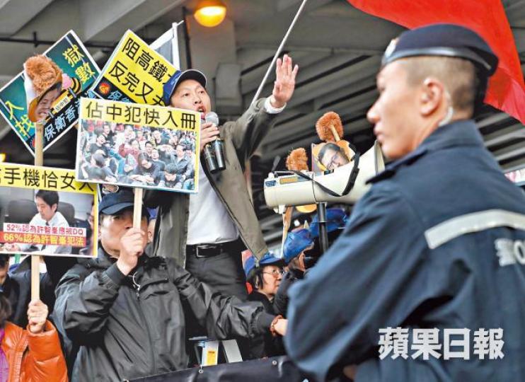「保衛香港運動」傅振中在場大聲叫囂,指罵遊行人士。許頌明攝 「保衛香港運動」傅振中在場大聲叫囂,指罵遊行人士。許頌明攝
