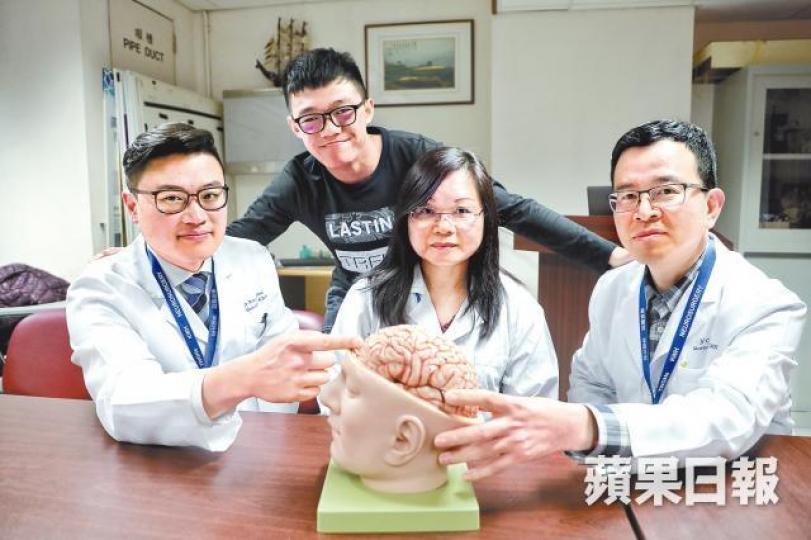 患腦癇症的Ben(左二)成功切除腫瘤,對醫護人員表示感謝。許頌明攝手術期間醫護會與病人交談,判斷腦腫瘤位置。廣華醫院提供圖片 患腦癇症的Ben(左二)成功切除腫瘤,對醫護人員表示感謝。許頌明攝手術期間醫護會與病人交談,判斷腦腫瘤位置。廣華醫院提供圖片