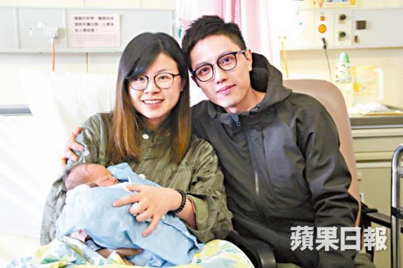 元旦女嬰父母希望她健康成長。翁鈺輝攝 元旦女嬰父母希望她健康成長。翁鈺輝攝