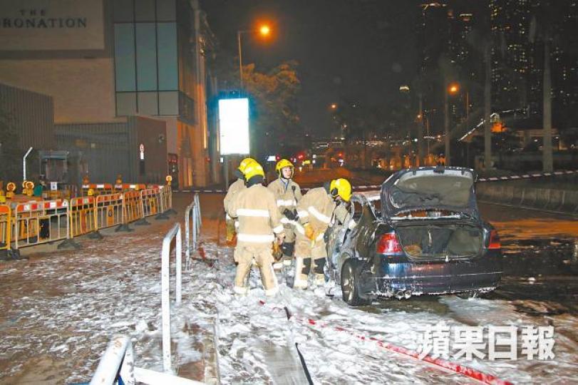 兇徒事後燒車毀滅證據,消防員到場灌救。司徒韋桐攝被襲事主的七人車車身有被撞毀痕迹。被斬傷司機送院治理。 兇徒事後燒車毀滅證據,消防員到場灌救。司徒韋桐攝被襲事主的七人車車身有被撞毀痕迹。被斬傷司機送院治理。