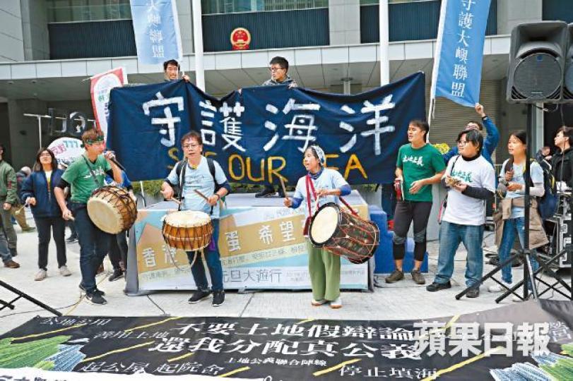 守護大嶼聯盟奏起樂器唱歌,表達對明日大嶼不滿。王子俊攝 守護大嶼聯盟奏起樂器唱歌,表達對明日大嶼不滿。王子俊攝