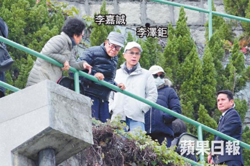 李嘉誠每年元旦都帶同家人拜祭亡妻莊月明。保鑣為王儷橋、李澤鉅(右一)同囡囡開路。李嘉誠扶住欄杆慢慢落樓梯,兩個仔緊隨,身邊仲有幾個保鑣傍實。有個男人突然走上前話有大project同李嘉誠傾。 李嘉誠每年元旦都帶同家人拜祭亡妻莊月明。保鑣為王儷橋、李澤鉅(右一)同囡囡開路。李嘉誠扶住欄杆慢慢落樓梯,兩個仔緊隨,身邊仲有幾個保鑣傍實。有個男人突然走上前話有大project同李嘉誠傾。