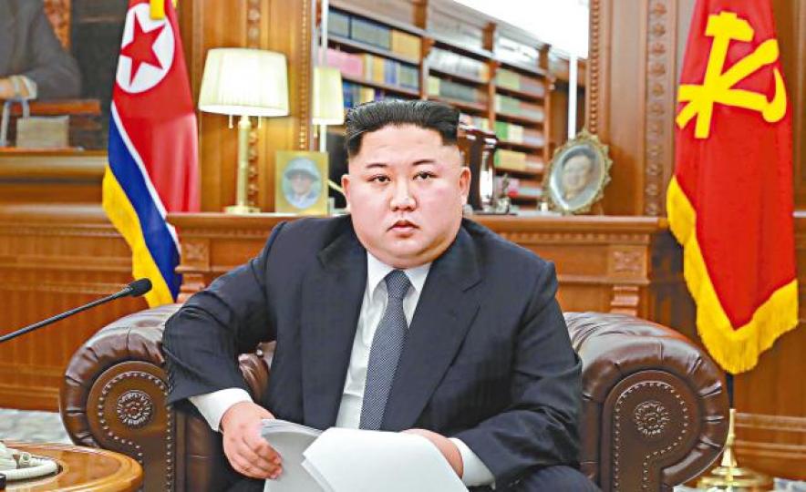 金正恩穿西裝及在書房發表賀詞,稱已準備好隨時再開美朝峯會。美聯社 金正恩穿西裝及在書房發表賀詞,稱已準備好隨時再開美朝峯會。美聯社
