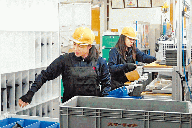 在日本工廠做學徒的外勞加耶塔(左),三年後就要離開。 馬亞娶了日本妻子,還生下寶寶,成為少數可長期居留的外國人。路透社像安芸高田市這種偏遠小鎮,人口減少和老化情況比大城市更嚴重。 資料圖片 在日本工廠做學徒的外勞加耶塔(左),三年後就要離開。 馬亞娶了日本妻子,還生下寶寶,成為少數可長期居留的外國人。路透社像安芸高田市這種偏遠小鎮,人口減少和老化情況比大城市更嚴重。 資料圖片