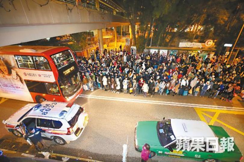 昨凌晨大批遊人在上水彩園邨巴士站湧出馬路爭上車,險象環生。黎樹雄攝的士在旺角直通巴士站外兜客,有泥鯭的索價每位900元。唐家輝攝 昨凌晨大批遊人在上水彩園邨巴士站湧出馬路爭上車,險象環生。黎樹雄攝的士在旺角直通巴士站外兜客,有泥鯭的索價每位900元。唐家輝攝