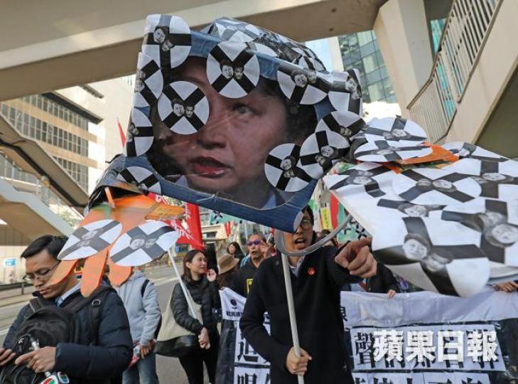 民陣元旦遊行人士主要聲討鄭若驊,並促林鄭下台。陳善南攝 民陣元旦遊行人士主要聲討鄭若驊,並促林鄭下台。陳善南攝