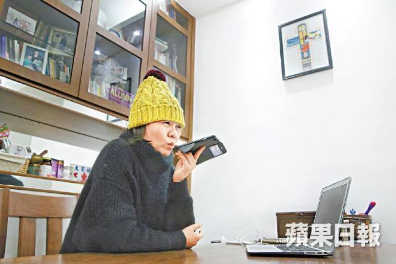 王惠芬每日在法庭直擊佔中九子案,並在fb發佈「即時新聞」。審訊最後一天,王惠芬照舊現身,與陳淑莊、邵家臻等飲茶醫肚。王惠芬fb的文字,能令陳健民太太有如在現場的溫暖感。王惠芬為陳淑莊充當攝影師,事後在fb稱,精心揀選黃冷帽、浮誇袋也不及對方紅裙搶鏡。 王惠芬每日在法庭直擊佔中九子案,並在fb發佈「即時新聞」。審訊最後一天,王惠芬照舊現身,與陳淑莊、邵家臻等飲茶醫肚。王惠芬fb的文字,能令陳健民太太有如在現場的溫暖感。王惠芬為陳淑莊充當攝影師,事後在fb稱,精心揀選黃冷帽、浮誇袋也不及對方紅裙搶鏡。