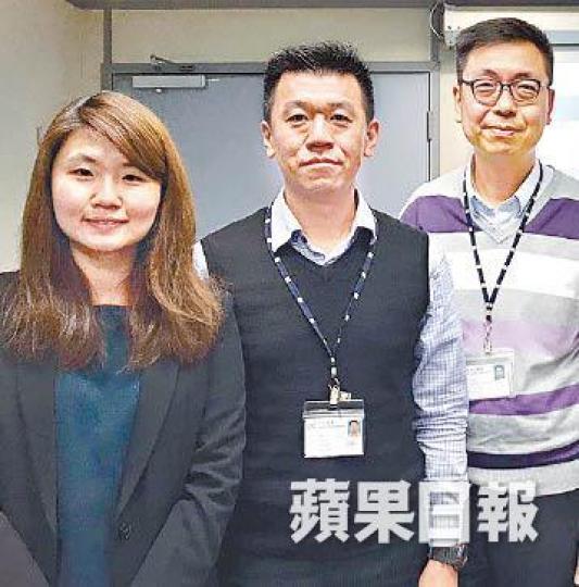 陳采然(左)指,各項資訊中以小一校網、遠足路線及土地資訊最受歡迎。地理資訊地圖新版提供遠足路線資訊,包括路線長度、山脊高度及現場相片等。 陳采然(左)指,各項資訊中以小一校網、遠足路線及土地資訊最受歡迎。地理資訊地圖新版提供遠足路線資訊,包括路線長度、山脊高度及現場相片等。