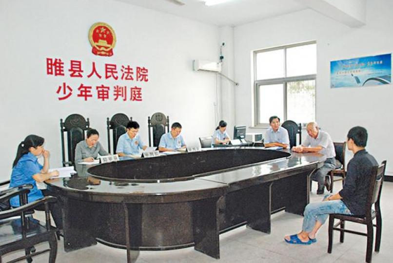 內地設有少年法庭,專門處理16歲以下少年犯或兒童犯。互聯網 內地設有少年法庭,專門處理16歲以下少年犯或兒童犯。互聯網