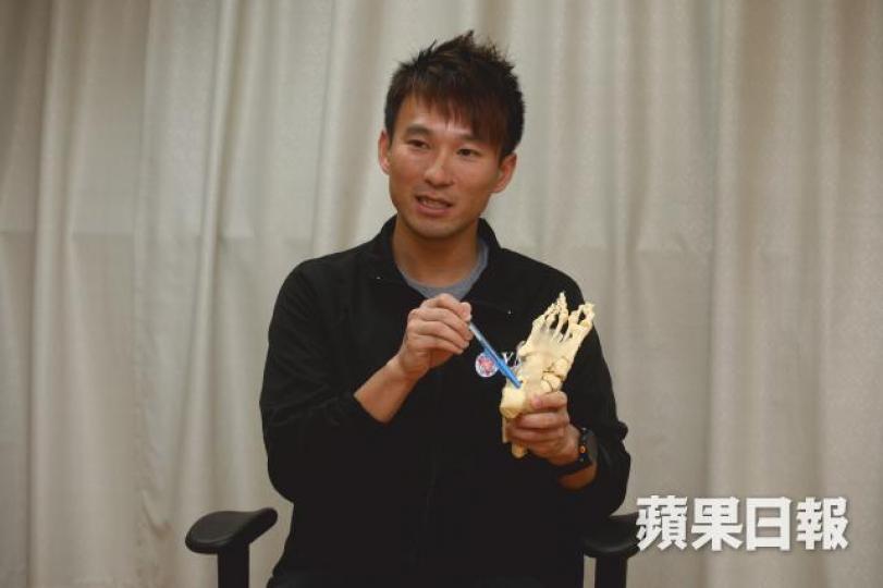 物理治療師黃愉豪指,足底筋膜是連接腳跟及腳趾間的軟組織。李潤芳攝 物理治療師黃愉豪指,足底筋膜是連接腳跟及腳趾間的軟組織。李潤芳攝