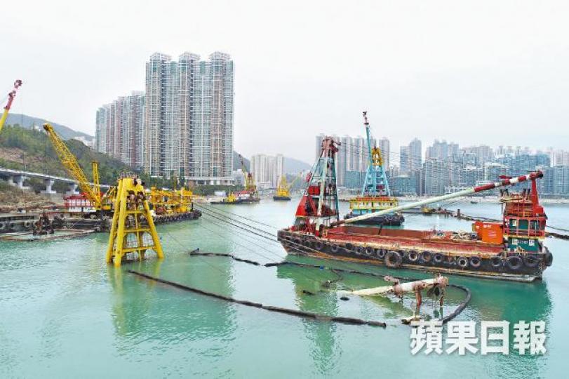 將藍隧道項目有躉船沉沒,只露出部份支架。黃文邦攝 將藍隧道項目有躉船沉沒,只露出部份支架。黃文邦攝